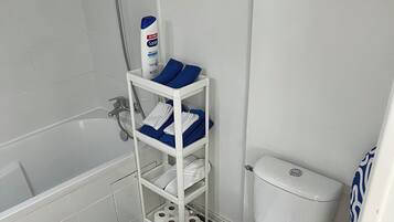Serviettes fournies, savon, papier toilette