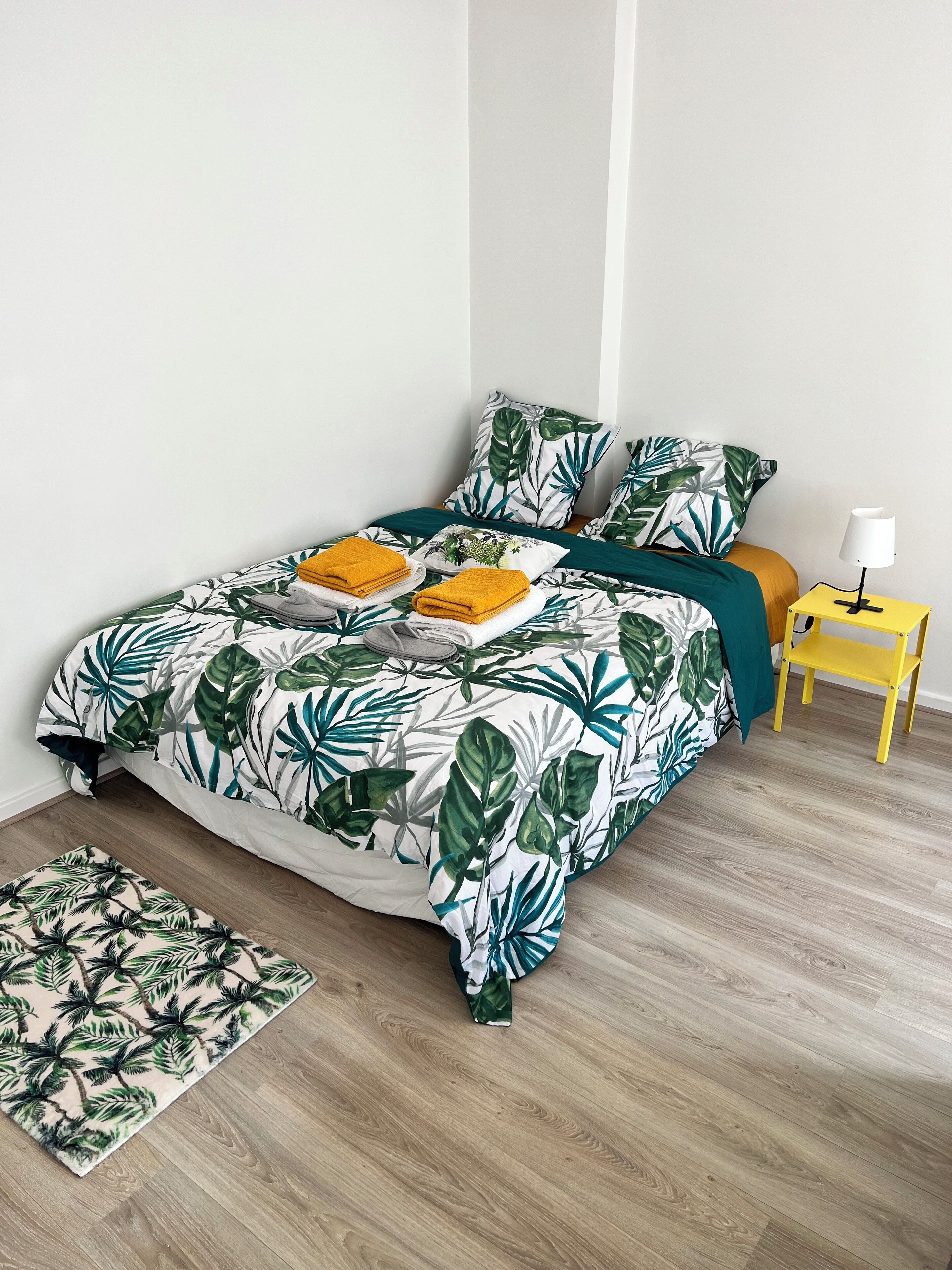 Een strijkplank/strijkijzer, wifi, beddengoed