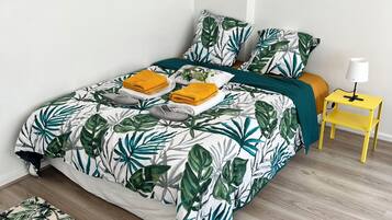 Een strijkplank/strijkijzer, wifi, beddengoed