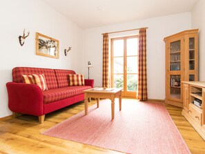 Téléviseur connecté, foyer, lecteur de DVD, livres