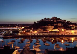 A harbor with boats, a castle on a hill, and buildings along the waterfront. - Muntham Apartment 6 (Torquay)