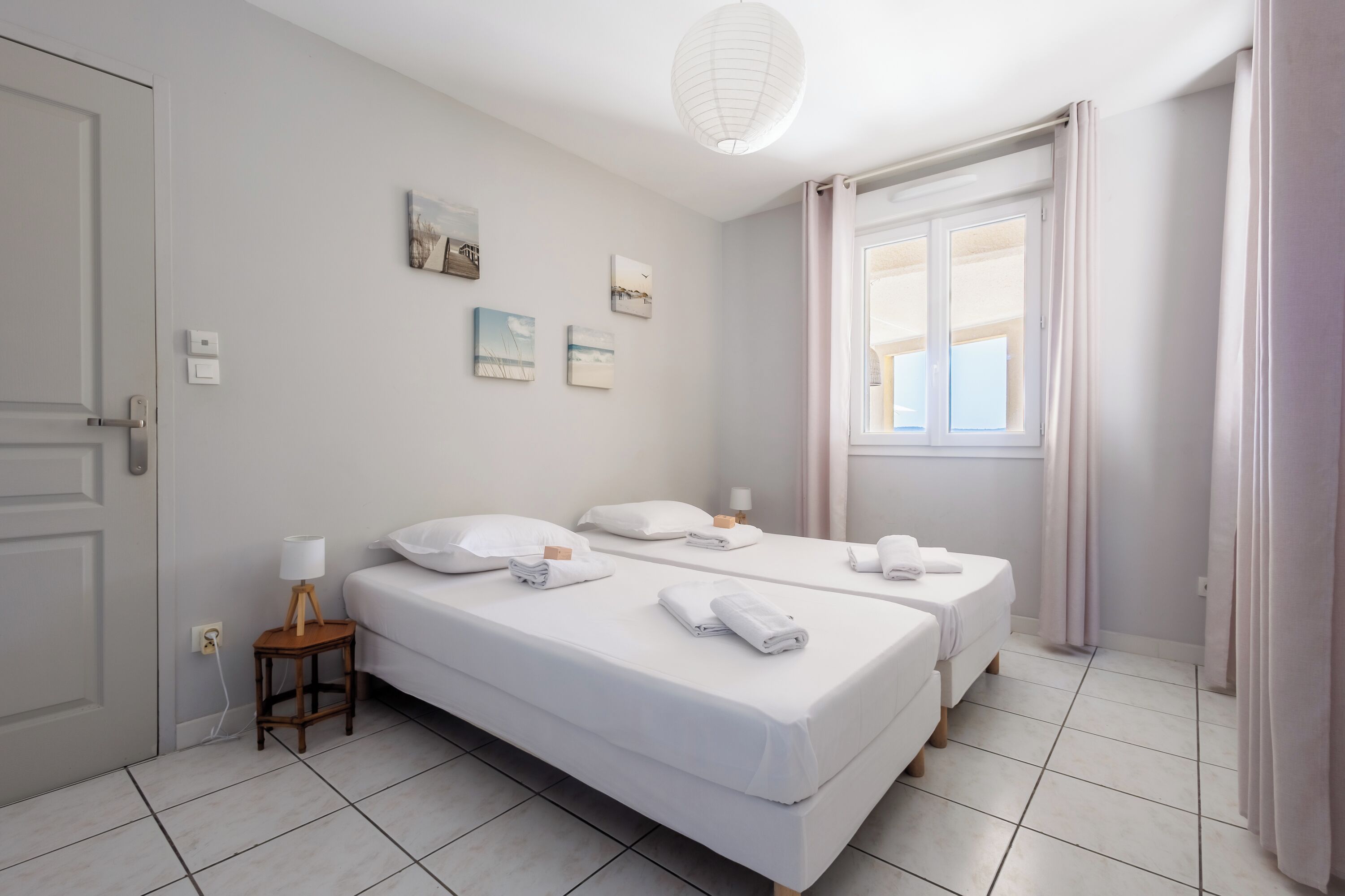 5 slaapkamers, een bureau, een strijkplank/strijkijzer, beddengoed