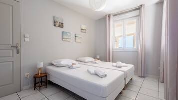 5 slaapkamers, een bureau, een strijkplank/strijkijzer, beddengoed