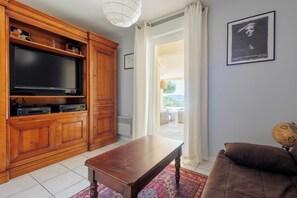 Televisie, een dvd-speler, een tafeltennistafel en boeken