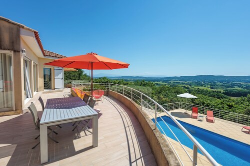 Grande villa  vue imprenable  proche Avignon 
idéale pour  vacances en famille