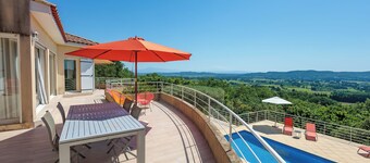 Grande villa  vue imprenable  proche Avignon 
idéale pour  vacances en famille
