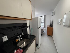 Apartamento Confort | Cocina privada | Frigorífico grande, microondas y utensilios de cocina