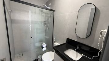 Studio Comfort | Kamar mandi | Handuk dan tisu toilet