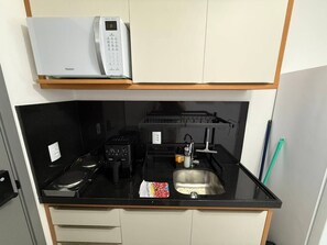 Studio Comfort | Dapur pribadi | Microwave dan peralatan masak/sendok-piring