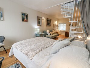 Cottage | 2 bedrooms, individually decorated, individually furnished, free WiFi - Harbourside (Weymouth)