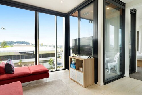 Modern Abode with Aircon & Balcony near Ponsonby