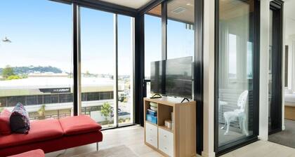Modern Abode with Aircon & Balcony near Ponsonby