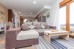 Älytelevisio, takka, pöytäjalkapallopöytä, kirjoja