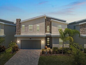 Exterior - Updated Luxury 7br/5ba villa in Championsgate  - no rear neighbors - pool/ Spa (Kissimmee)