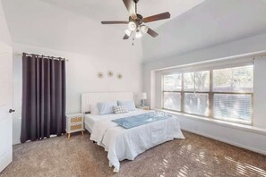 3 bedrooms, iron/ironing board, WiFi, bed sheets - Charming Retreat with Modern Comforts (North Richland Hills)