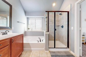 Shower, hair dryer - Charming Retreat with Modern Comforts (North Richland Hills)