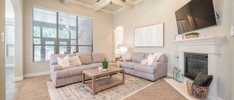 Télévision, cheminée, espaces bureaux