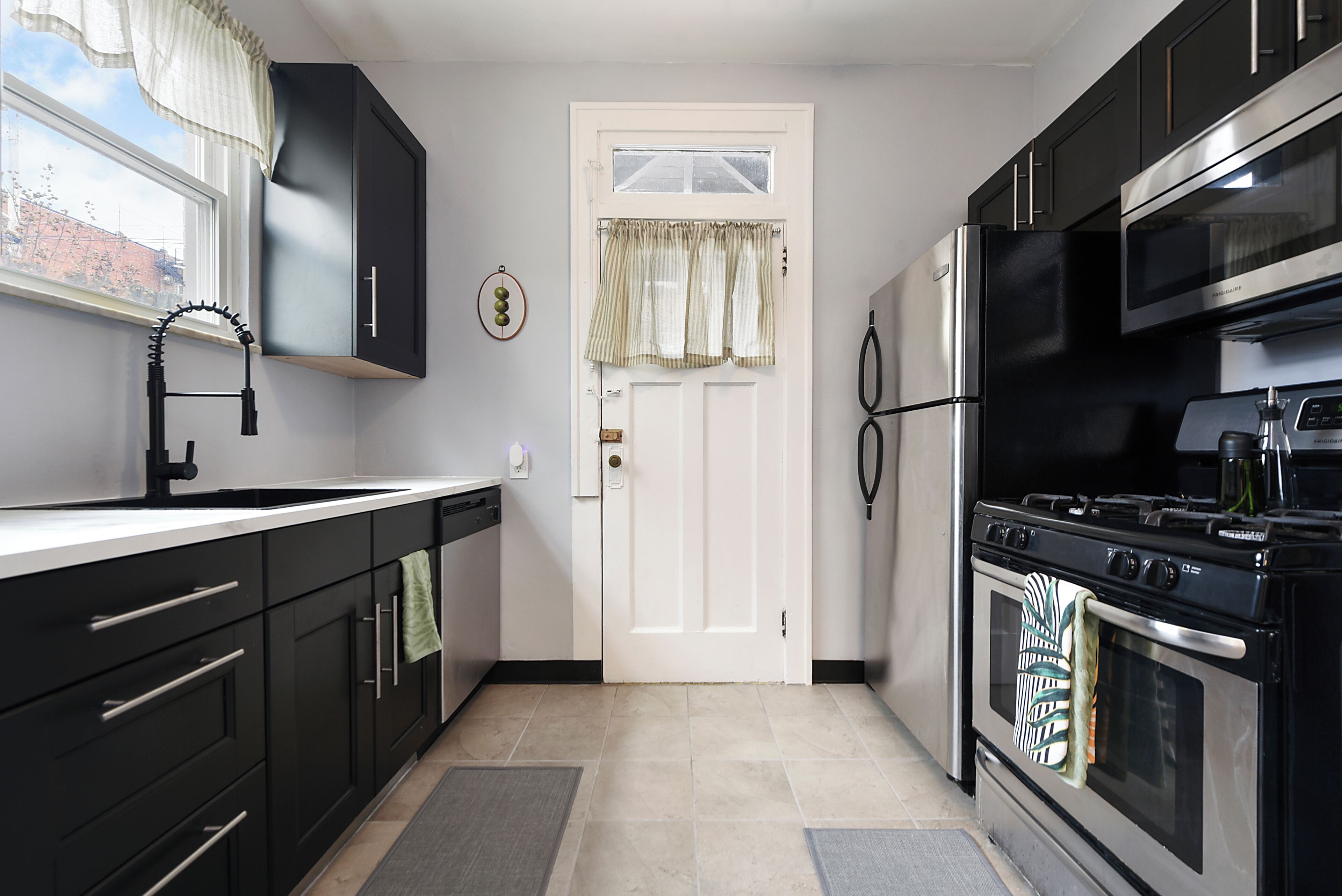 Microondas, horno, parrilla de estufa y lavavajillas 