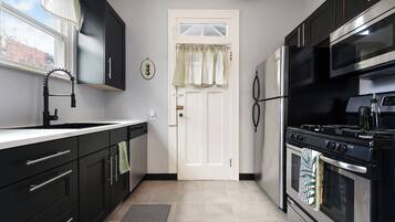 Microondas, horno, parrilla de estufa y lavavajillas