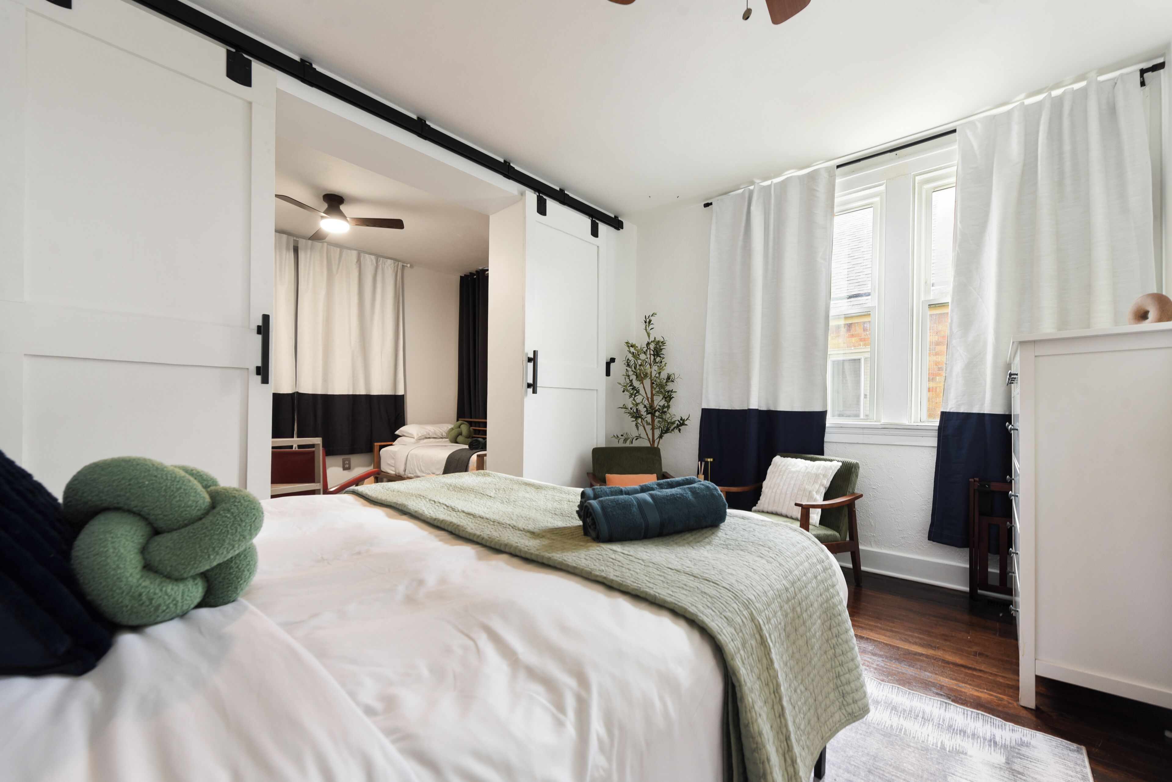 2 chambres, fer et planche à repasser, Wi-Fi, draps fournis