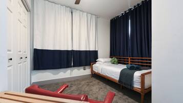 Tabla de planchar con plancha, wifi y ropa de cama