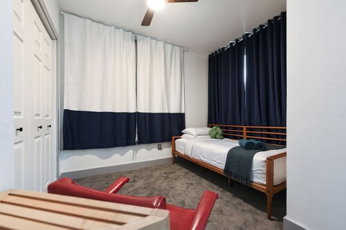 Near Acrisure and Pittsburgh Attractions - Free Parking - Sleeps 3 - Wi-Fi