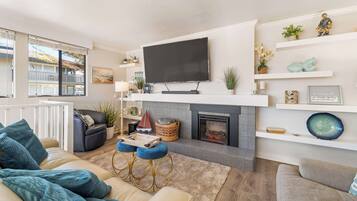 Una televisión, una chimenea, una oficina