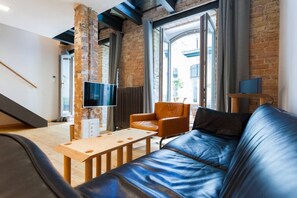 TV - F17 luxurious furnished maisonette apartment (Berlin)