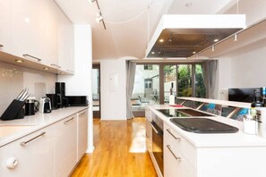 Een koelkast, een magnetron, een oven, een vaatwasser