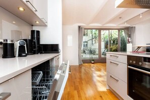 Fridge, microwave, oven, dishwasher - Casa D`Oro beutiful maisonette Apartment (Berlin)
