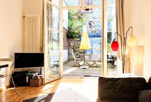 TV - Seven Olives Apartment with Patio (Berlin)