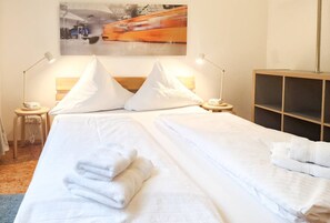 1 bedroom, iron/ironing board, WiFi, bed sheets - Seven Olives Apartment with Patio (Berlin)