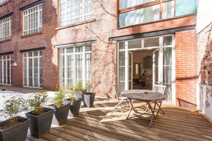 Outdoor dining - Seven Olives Apartment with Patio (Berlin)