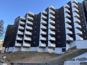 A modern multi-story building with balconies, a flat roof, and a grassy area in front. - 200m from resort center, 5th floor, tv, 31m², Vars (Vars)