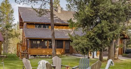 Buffalo Bliss - Magical Riverfront Cabin, Peaceful, & Fire Pit!