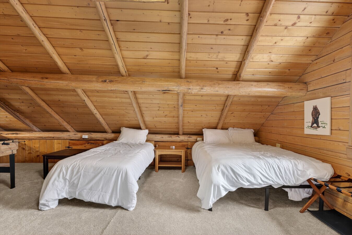Una habitación con dos camas, un escritorio y una silla.