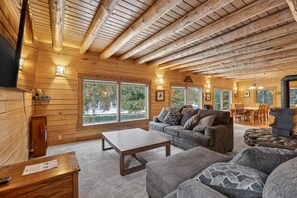 Een televisie, een open haard en boeken