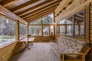 Televisio, takka, kirjoja