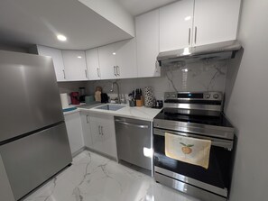 Private kitchen - Brand New 3BR/2BA Basement Apartment near Toronto | Free Parking | Huge Backyard (Mississauga)