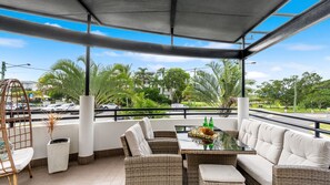Outdoor dining - Luxurious Beachside Oasis with Ocean Views and a swimming pool, Wifi and linen included (Currumbin)
