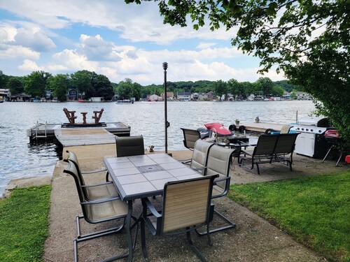 1 Bed 1 bath Lakefront Apartment in Lake Hopatcong, NJ w/ lake access and kayaks