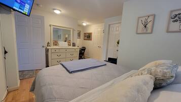 1 camera, una scrivania, ferro/asse da stiro, culla da viaggio