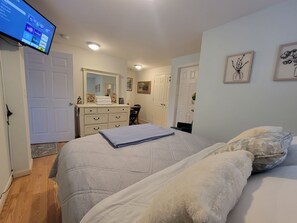 1 camera, una scrivania, ferro/asse da stiro, culla da viaggio