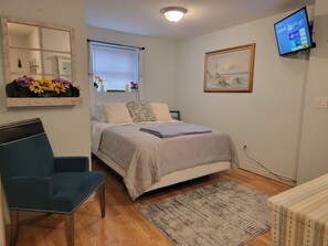 1 chambre, bureau, fer et planche à repasser, lit parapluie