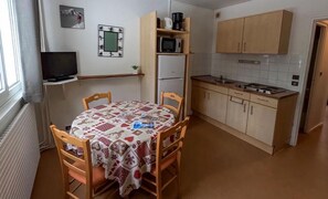 Wasserkocher mit Kaffee-/Teezubehör, Kühlschrank, Mikrowelle, Toaster