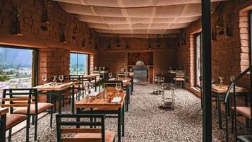 Aamiainen, vegaaniruokiin erikoistuva keittiö, näkymät puutarhaan