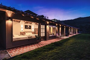 Tremannsrom – standard, fjellutsikt | Safe på rommet, skrivebord for bærbar PC og blendingsgardiner