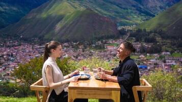 Se sirven desayunos, comidas, cenas y cocina vegana con vista al jardín