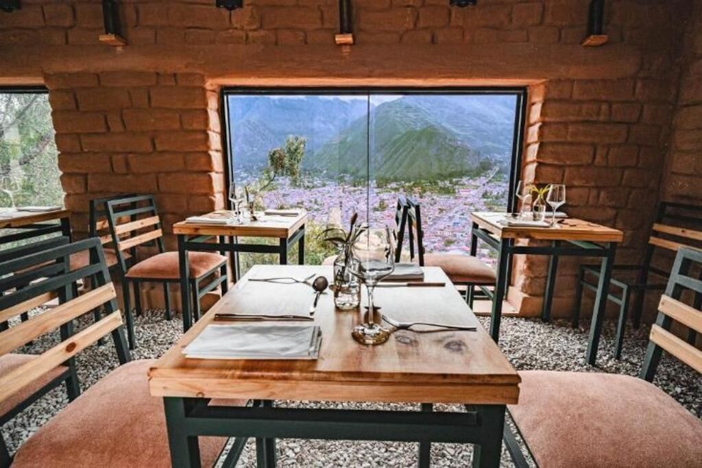 Se sirven desayunos, comidas, cenas y cocina vegana con vista al jardín