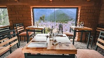 Se sirven desayunos, comidas, cenas y cocina vegana con vista al jardín